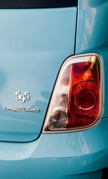 Blue Fiat 595 competizione Abarth - табличка заднего вида — стоковое фото