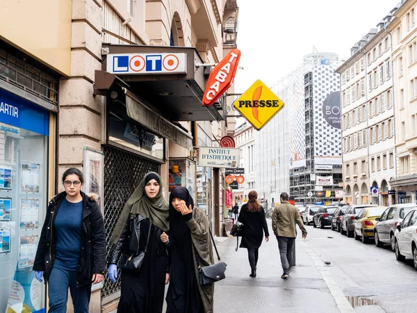 Tři muslimské dívky chůzi na francouzské ulici — Stock fotografie