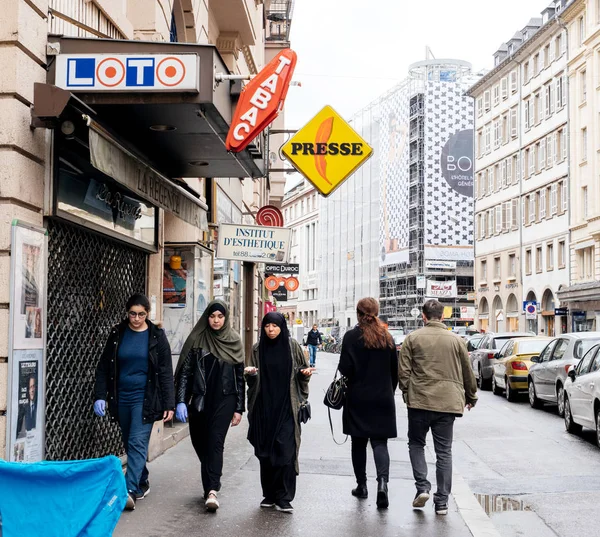 Tre ragazze musulmane che camminano su una strada francese — Foto Stock
