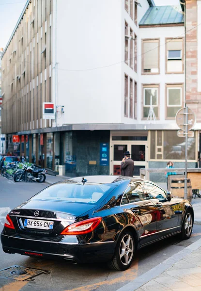 Pohled zezadu na luxusní Mercedes-Benz Cls auto zaparkované na ulici v — Stock fotografie