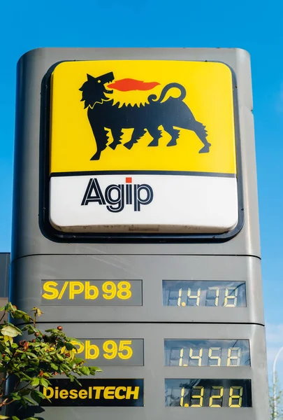 Agip-Tankstelle mit Preisen in Euro für Blei- und Bleifrei — Stockfoto