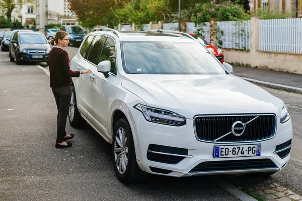 Luxe Volvo Xc90 geparkeerd op Franse stad met eigenaar naderen — Stockfoto