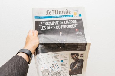 Emmanuel uzatma işaretli gazetesi ilk sayfası kapak üzerinde tutan adam 