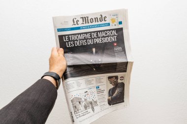 Le Monde gazetesi Emmanuel uzatma işaretli ilk Pag tutan adam