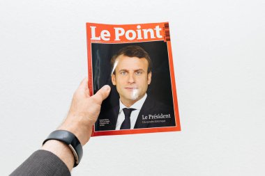 Emmanuel uzatma işaretli gazetesi ilk sayfası kapak üzerinde tutan adam 