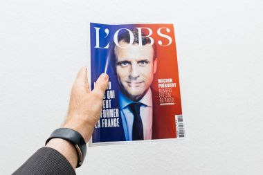 Emmanuel uzatma işaretli L'Obs köknar dergi gazete tutan adam