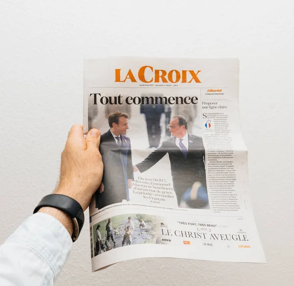 Man holding La Croix newspaper with Emmanuel Macron on first pag — Stock Photo, Image