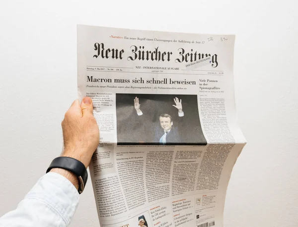 Чоловік тримає Neue Burcher Zeitung газета зі знаком довготи Еммануель — стокове фото