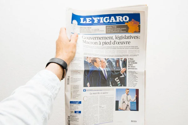 Uomo in possesso del giornale le Figaro con Emmanuel Macron sul primo pa — Foto Stock