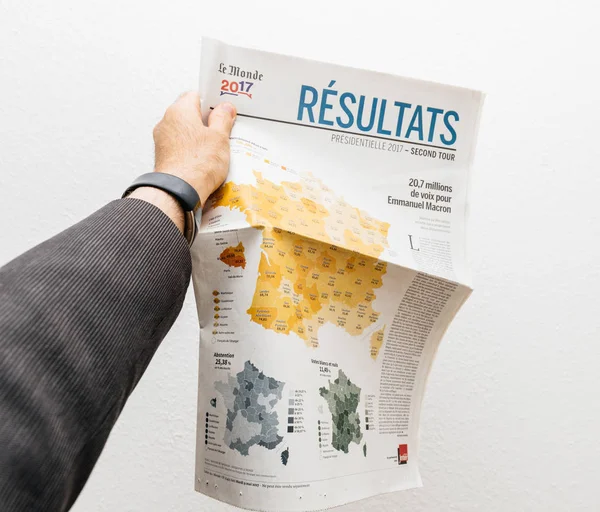 Hombre celebrando Le Monde con elecciones presidenciales francesas — Foto de Stock