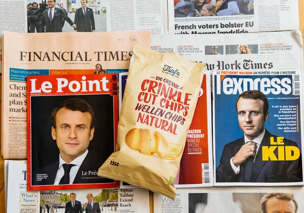 Periódico de prensa internacional múltiple con Emmanuel Macron Elec — Foto de Stock