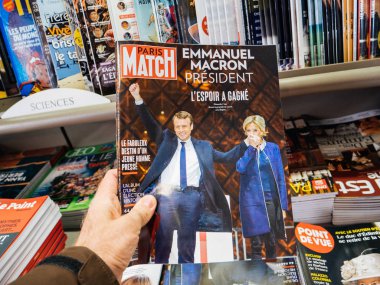 Adam Paris Match dergisi Emmanuel Macron ve eşi ile satın 