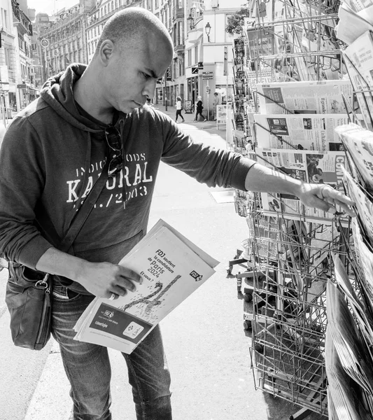 Black ethnicity man buying newspaper reporting handover ceremony — Stock Photo, Image