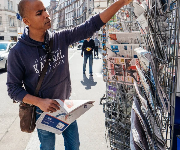 Hombre de etnia negra comprando periódico reportando ceremonia de entrega — Foto de Stock