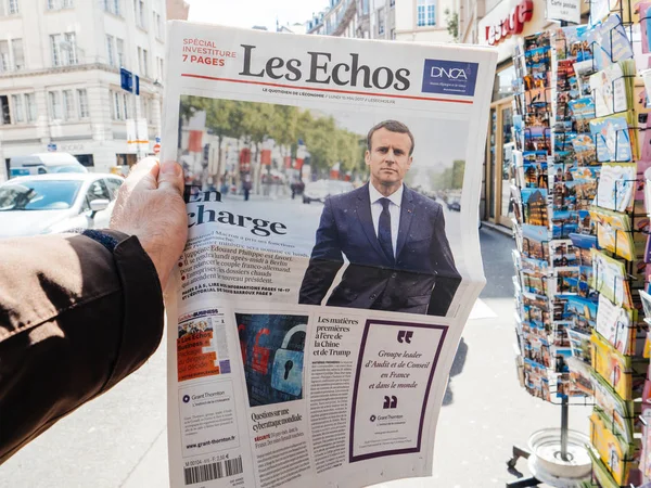 Les Echos Frankrike rapportering överlämnandet ceremoni presidential inaugu — Stockfoto