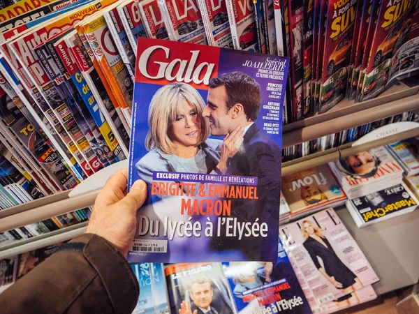 Man koopt Gala tijdschrift met Emmanuel Macron en zijn vrouw Brigitt — Stockfoto