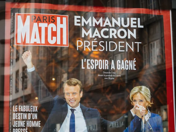 Emmanuel Macron z żoną Brigitte Trogneux na Paris Match p — Zdjęcie stockowe