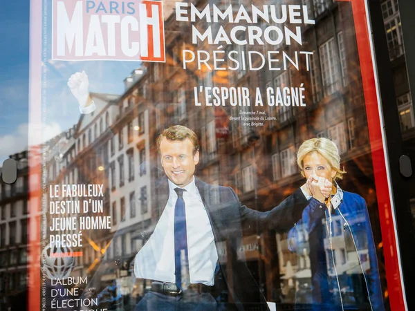 Еммануель знаком довготи зі своєю дружиною Бріджит Trogneux на Paris матч p — стокове фото