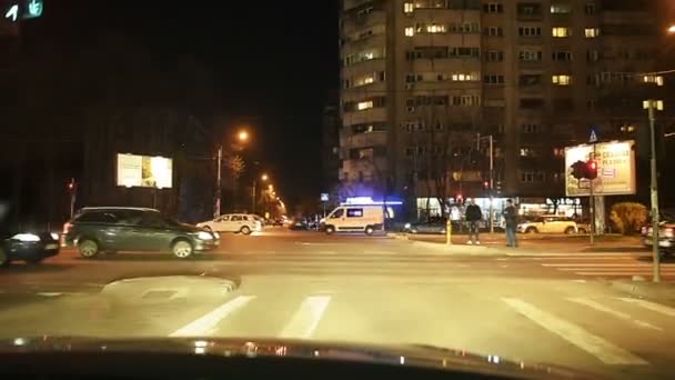 Carro passando sob bandeira eleitoral — Vídeo de Stock