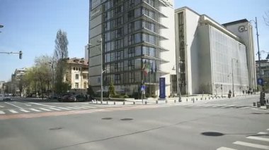 Seçim bayrağı altında geçen araba