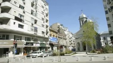 Seçim bayrağı altında geçen araba