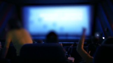 Sinemada film izleyen insanların bulanıklığı