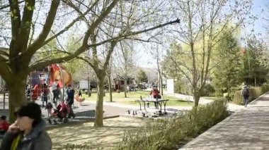 BUCHAREST, ROMANIA - CIRCA 2017: Bükreş şehir merkezindeki Cimisgiu Park 'ta oynayan çocuklar, anne babaları tarafından gözetlenerek eğleniyorlar