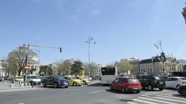 Seçim bayrağı altında geçen araba
