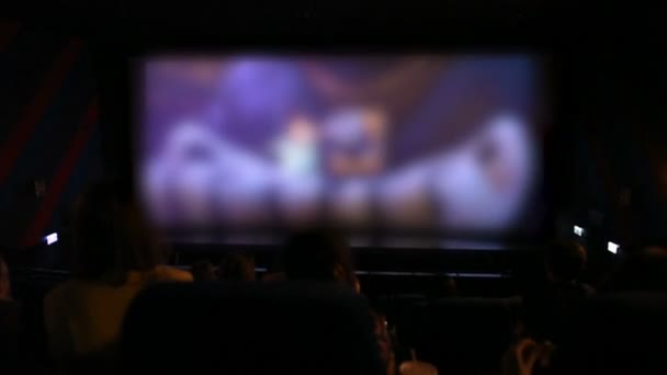 映画館で映画を見ている人々のぼかし — ストック動画