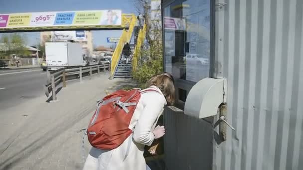 Auto passeren onder electorale banner — Stockvideo