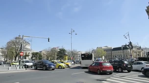 Auto passeren onder electorale banner — Stockvideo