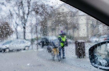 Yeşil güvenlik elbiseleri onun b yakınındaki posta işçi silüeti