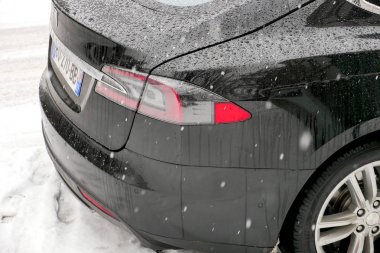 Tesla Model S düşen kar taneleri kış günü Paris kar 