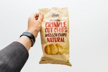 Trafa biyo organik istasyonlu Krinkıl cips kesme tutan adam 