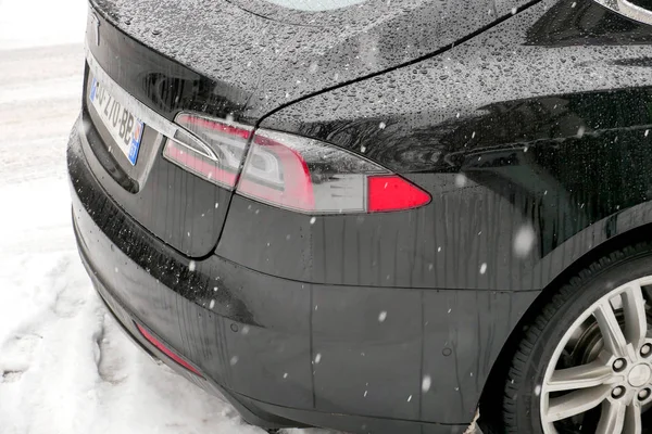 Tesla Model S falling snowflakes snow winter day Paris — Stock Photo, Image