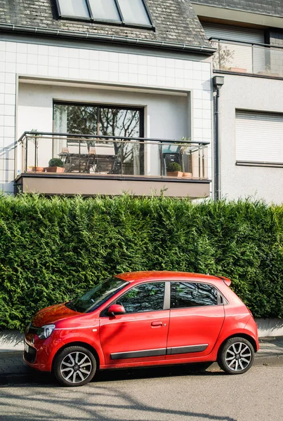 Renault Twingo estacionado en una calle francesa — Foto de Stock