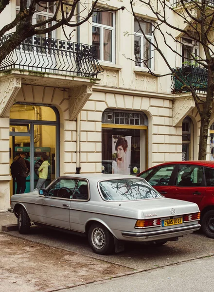 Vintage Mercedes-Benz 280 CE parked in front of Laundromat — Stock Photo, Image