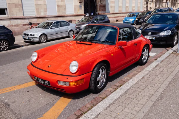 Cabrio vintage unique rouge 911 Porsche stationné en ville — Photo