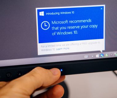 Windows 10 mesaj bilgisayar ekran adam dokunaklı tanıtımı 