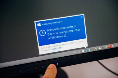 Windows 10 mesaj bilgisayar ekran adam dokunaklı tanıtımı 