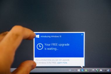 Windows 10 mesaj bilgisayar ekran adam dokunaklı tanıtımı 