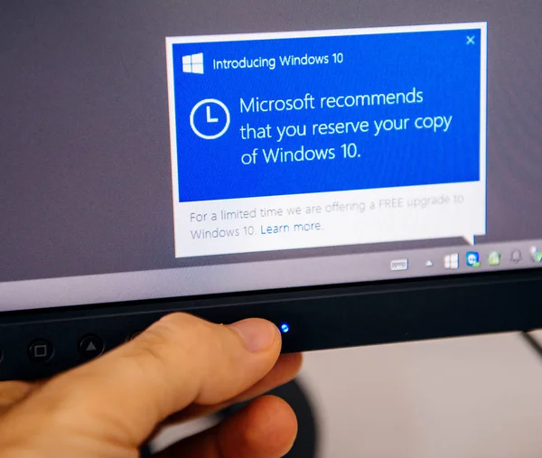 Presentación de Windows 10 mensaje en la pantalla de la computadora hombre tocando — Foto de Stock