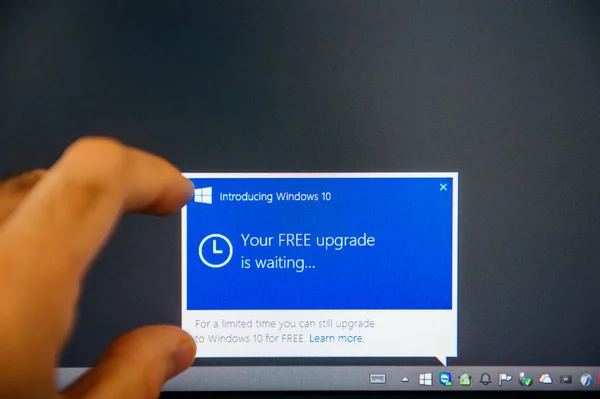 Einführung von Windows 10 Meldung auf Computerdisplay Mann berühren — Stockfoto