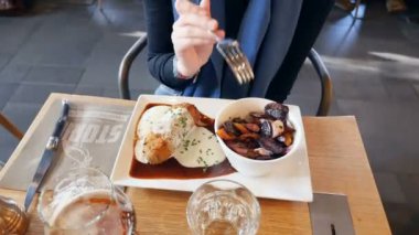 giyen gri işgal kadın yakın çekim yemek yiyecek çatal ile