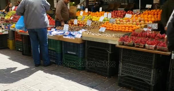 Helyiek és a turisták bevásárló néhány gyümölcs — Stock videók