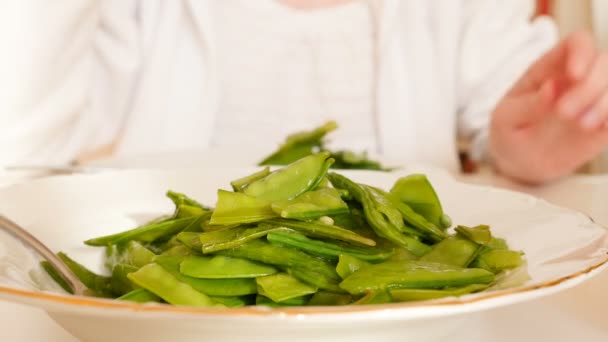 Primer Plano Mujer Que Prepara Para Comer Guisantes Verdes Frescos — Vídeos de Stock