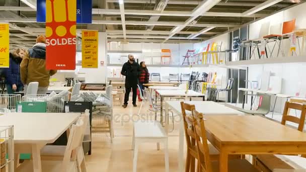 Клиенты мебельного магазина IKEA — стоковое видео