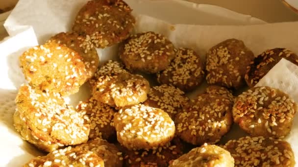 Primer Plano Mujer Que Prepara Para Comer Falafel Fresco Hecho — Vídeos de Stock