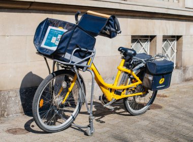La Poste Fransız sektörlerine bir sokakta park edilmiş. 