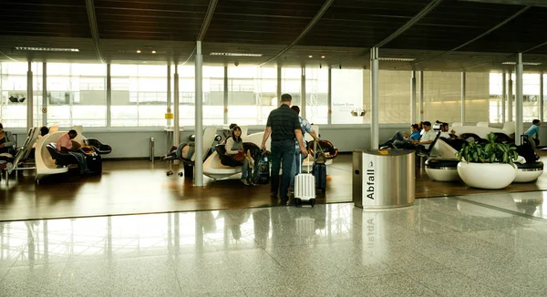 Salón del aeropuerto con gente caminando — Foto de Stock